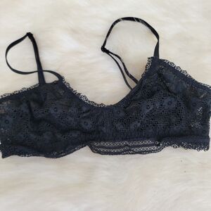 Victoria’s Secret black lace detail unlined bralette sz small